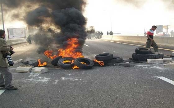   مصر اليوم - أنصار الإخوان يقطعون طريق أبو زعبل/ الخانكة