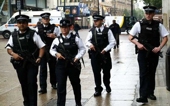   مصر اليوم - القبض على ثلاثة مصريين بتهم الاتجار بالبشر في روما