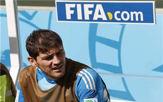   مصر اليوم - الإسباني إيكر كاسياس يستجم في البرتغال برفقة ابنه وصديقته