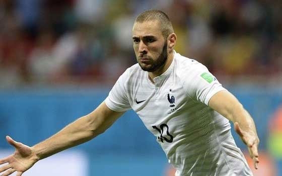   مصر اليوم - كريم بنزيما يوقع على عقد جديد مع فريقه ريال مدريد الإسباني