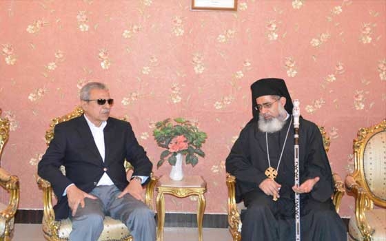 مصر اليوم - محافظ المنيا يعزي الأقباط الكاثوليك في ضحايا رأس غارب