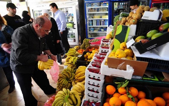   مصر اليوم - تأمين المواد الغذائية في الأسواق وضبط الأسعار في دير الزور