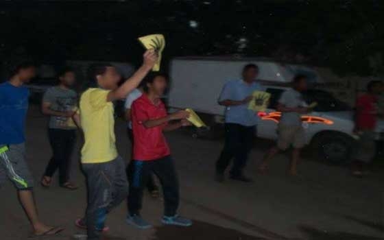   مصر اليوم - الأهالي يفضُّون مسيرة للإخوان قبل وصول الأمن بجوار سجن المنصورة