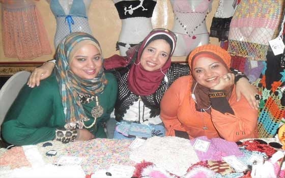   مصر اليوم - استخدمت الكروشيه وزجاجات المياه في صناعة الفانوس