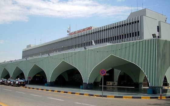   مصر اليوم - ألسنة اللهب تتصاعد في إحدى الطائرات المدنية في مطار طرابلس