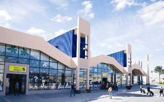 مصر اليوم - مطار مرسى علم يستقبل ألفي سائح على متن 14 طائرة