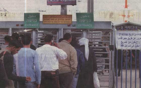   مصر اليوم - آلاف الفلسطينيين يتوجهون إلى معبر قلنديا للعبور إلى القدس