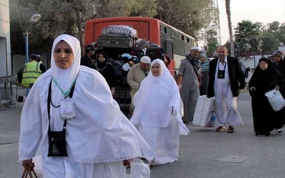 مصر اليوم - نقل ٥٦٠ فلسطيني من مطار القاهرة إلى معبر رفح بعد أداء العمرة