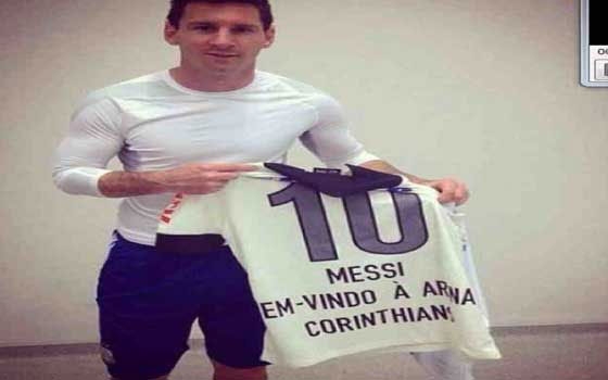   مصر اليوم - ميسي يستعطف جماهير كورينثيانز بصورة مع قميص الفريق