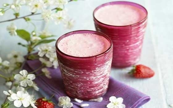   مصر اليوم - ميلك شيك بالفراولة والآيس كريم