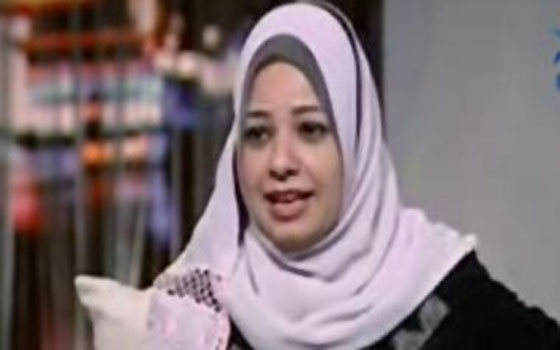   مصر اليوم - مؤلفة إمبراطورية مين تهاجم عمرو مصطفى علي الهواء