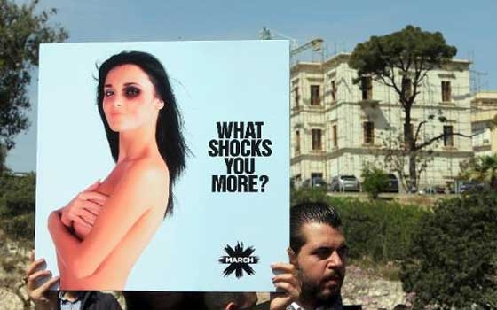   مصر اليوم - القضاء اللبناني يحكم للمرة الأولى بسجن رجل ضرب زوجته