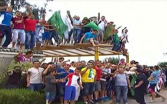   مصر اليوم - أجواء حماسية في مطار هواري بومدين لدى وصول المنتخب الجزائري