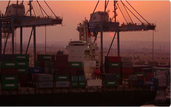   مصر اليوم - ميناء دمياط يستقبل سفينة تصل حمولتها إلى 13 ألف حاوية