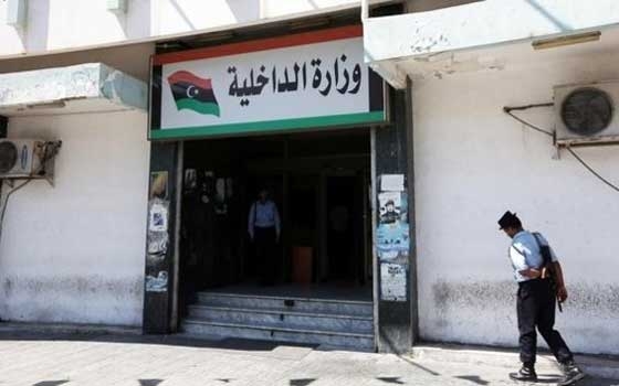   مصر اليوم - وزارة الداخلية الليبية تحيل أحد ضباطها للتحقيق لنشره معلومات مضللة حول مطار طرابلس