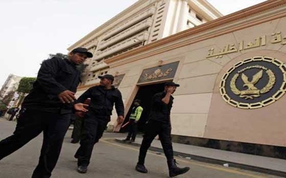 مصر اليوم - شخصان يُلقيان عبوة حارقة صوب سيّارة شرطة في الإسكندريَّة