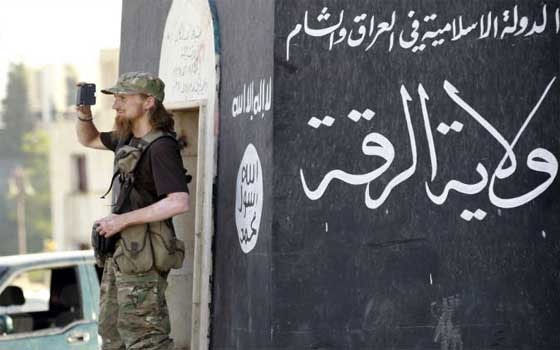   مصر اليوم - رجم امرأة ثانية بتهمة الزنا وجلد 5 آخرين بسبب التدخين في الأماكن العامة في دير الزور