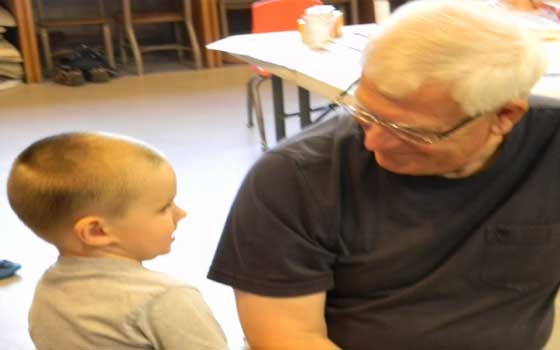   مصر اليوم - الأجداد في بريطانيا يضحون بوظائفهم من أجل الأحفاد