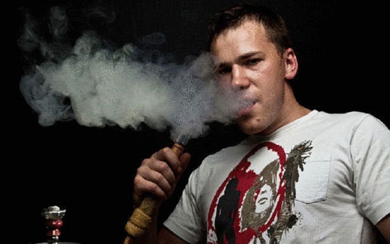   مصر اليوم - تزايد شعبية تدخين الشيشة بين المراهقين