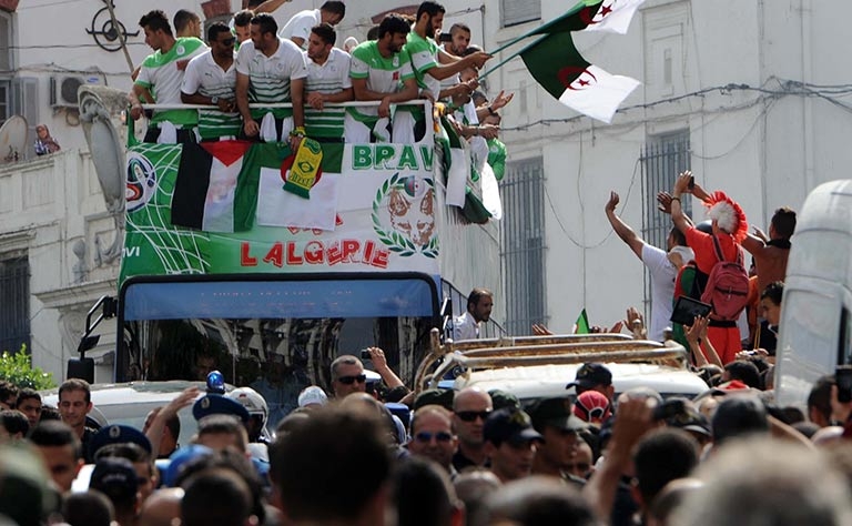   مصر اليوم - استقبال رسمي وجماهيري لمنتخب الكرة الجزائري لدى عودته