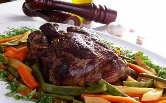   مصر اليوم - طريقة عمل فخدة الضاني مع البصل والخضار في الفرن