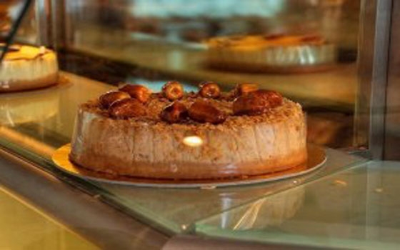   مصر اليوم - كيكة القهوة بالتمر