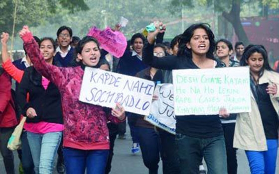   مصر اليوم - مظاهرة حاشدة في مدينة بنجالور الهندية احتجاجًا على إغتصاب تلميذة صغيرة