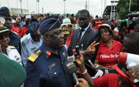   مصر اليوم - وزير دفاع نيجيريا : نكسب الحرب علي الإرهاب رغم نقص الأموال