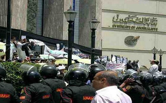 مصر اليوم - نشطاء سياسيون وحزبيون ينظمون وقفة على سلالم نقابة الصحفيين تنديدًا بالعدوان على غزة