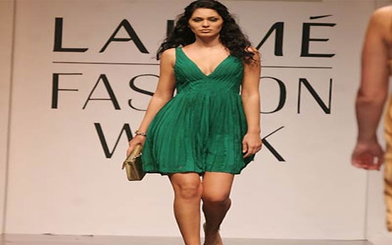   مصر اليوم - الأخضر يعود بقوة إلى عروض الأزياء الربيعية لخريف 2014