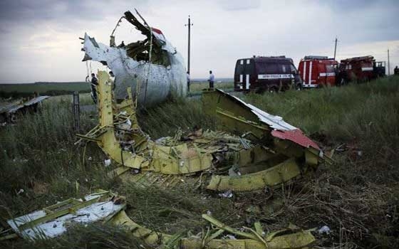   مصر اليوم - هولندا تتسلم جثامين ضحايا تحطم الطائرة الماليزية وبريطانيا تنكس علمها