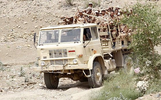   مصر اليوم - مقتل 8 جنود يمنيين جراء هجمات لمتشددين على موقعين للجيش في جنوب البلاد