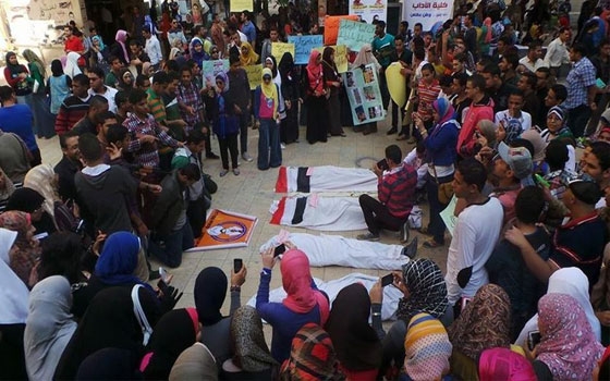   مصر اليوم - نساء ضد الانقلاب تنظم احتجاجية تنديدًا بالاعتداء على غزة