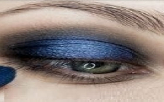   مصر اليوم - خطوات بسيطة لتحصلي على ماكياج العيد باللون الأزرق