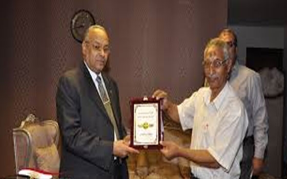   مصر اليوم - محافظ بني سويف يتسلم درع الكشافة المصرية