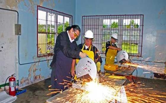   مصر اليوم - فنان كوستاريكي يحول أدوات الحرب إلى فن لنشر ثقافة السلام