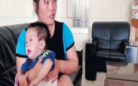   مصر اليوم - أم صينية تتخلى عن طفلها لأنه ولد بورم يماثل وزنه