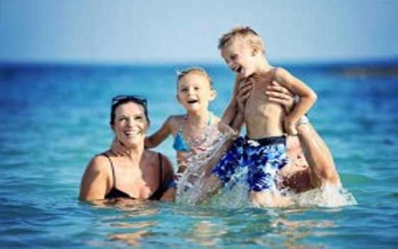   مصر اليوم - استفيدي من البحر في الأجازة الصيفية فهو منجم فوائد للجسم