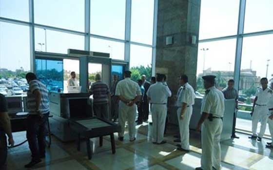   مصر اليوم - استمرار حالة الطوارئ والاستنفار الأمني في مطار القاهرة في ذكرى عزل مرسي