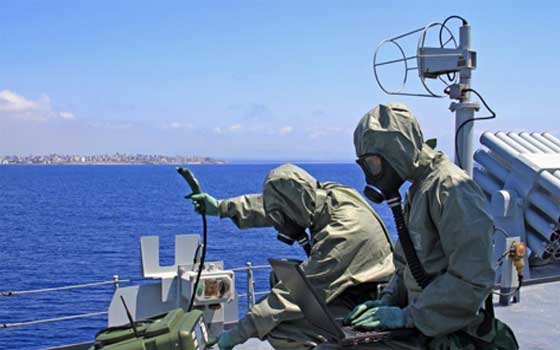   مصر اليوم - بدء نقل الأسلحة الكيماوية السورية من السفينة الدنمركية إلى الأميركية