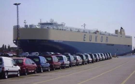   مصر اليوم - وصول عبارة تحمل 423 سيارة إلى ميناء الأسكندرية