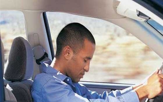   مصر اليوم - شخص من بين 25 يعترف بشعوره بالنعاس والنوم أثناء القيادة