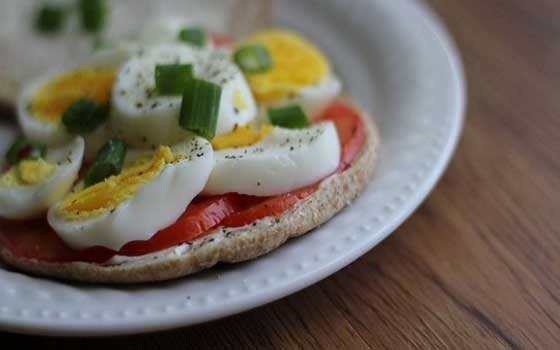   مصر اليوم - توست البيض والجبن الكريمي