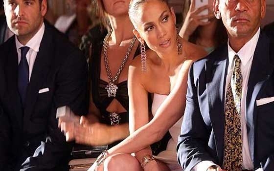 مصر اليوم - جينيفر لوبيز تضج جمالاً في عرض أزياء VERSACE