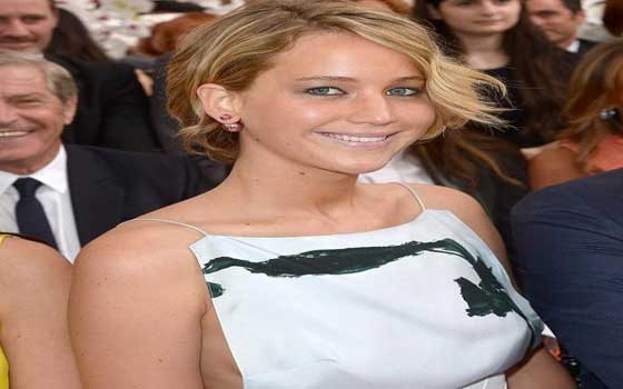   مصر اليوم - جينيفر لورانس تتألق خلال عرض أزياء ديور في باريس