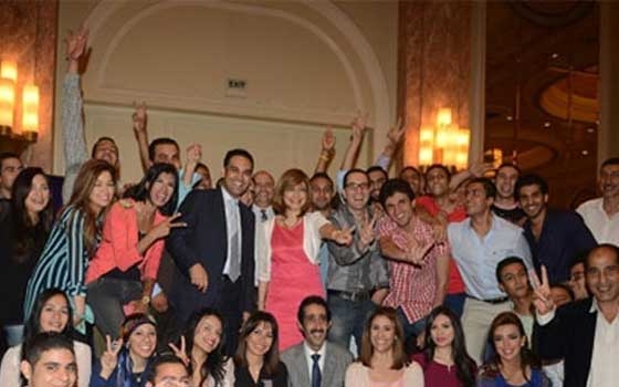   مصر اليوم - لميس الحديدي ترفع علامة النصر في حفل إفطار الـ CBC