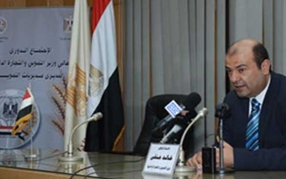   مصر اليوم - خالد حنفي يجري قرعة إختيار الفائزين للحج من موظفي الوزارة