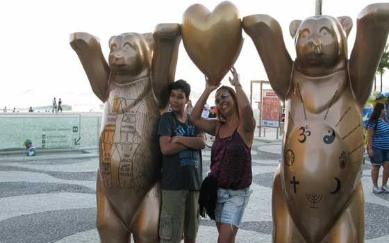   مصر اليوم - 145 دبًا يحتلون شاطئ كوباكابانا لتعزيز التعايش بين الشعوب