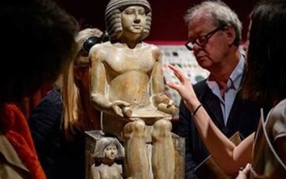   مصر اليوم - وقفة مصرية أمام صالة كريستيز في لندن الخميس احتجاجًا على بيع التمثال سخم كا