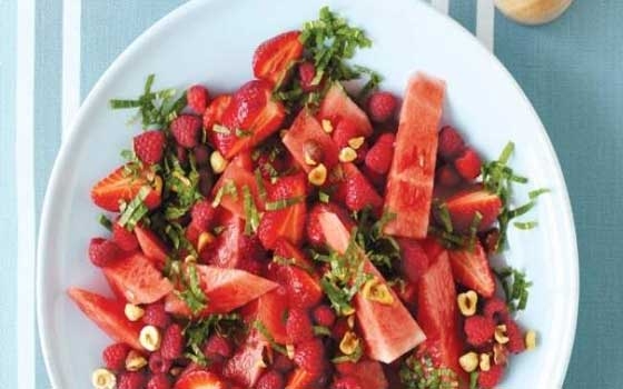   مصر اليوم - سلطة البطيخ والتوت بالنعناع